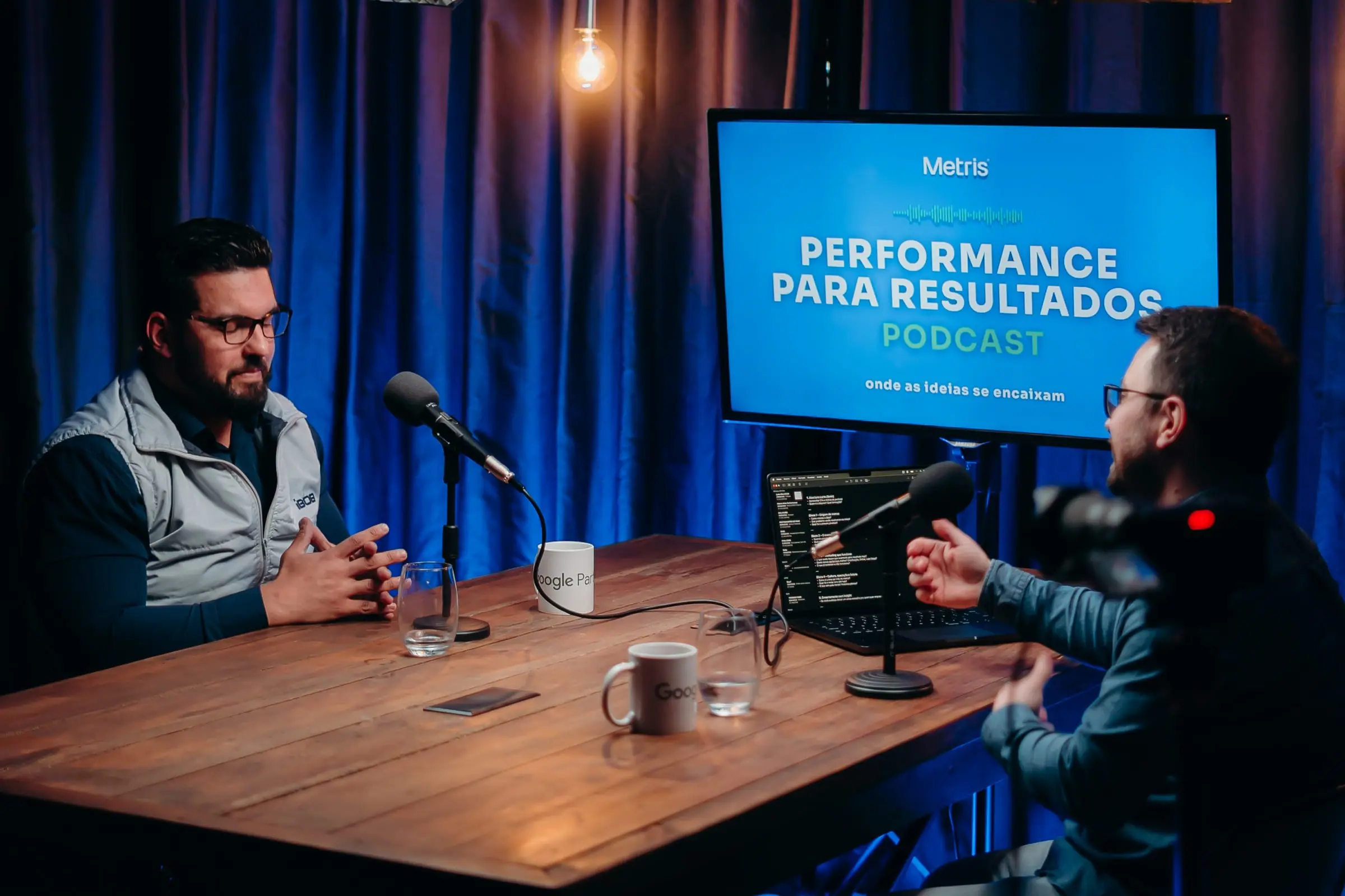 Estúdio do podcast Performance para Resultados, da Metris, durante a gravação de um episódio