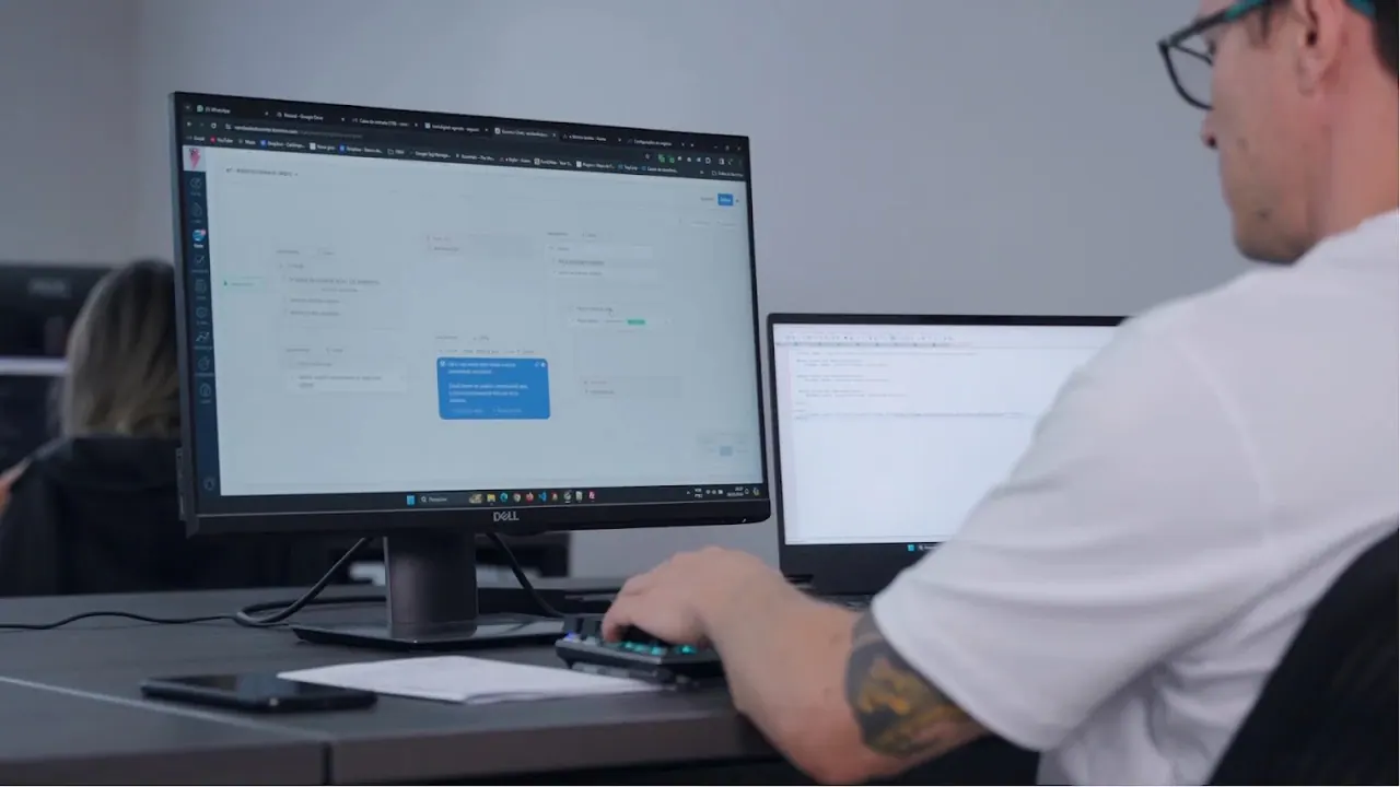 Analista da Metris trabalhando no computador, na sede da agência de performance em Farroupilha