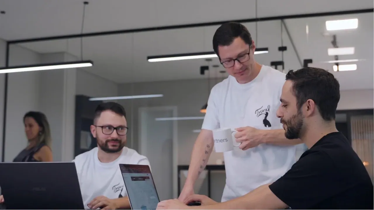 Time da Metris reunido na mesa de trabalho, na sede em Farroupilha